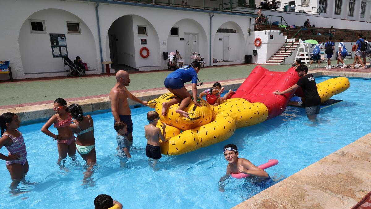 Usuarios difrutando de una de las piscinas que el Ayuntamiento abrió de manera gratuita durante la ola de calor.