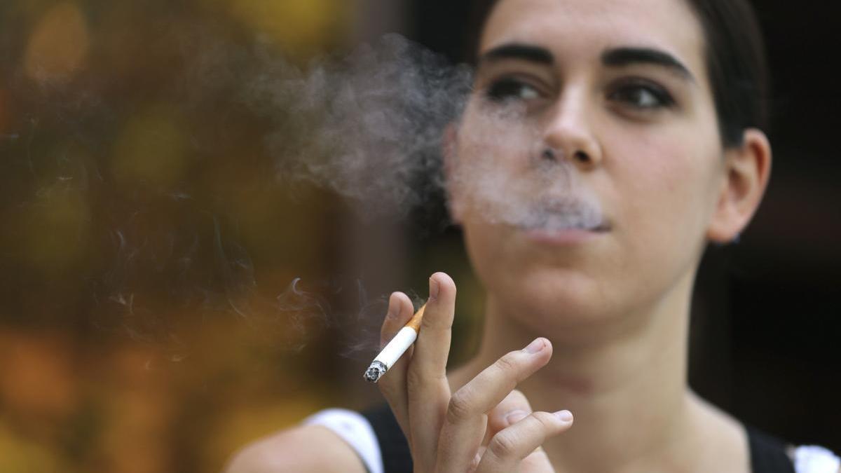 Una chica fumando.