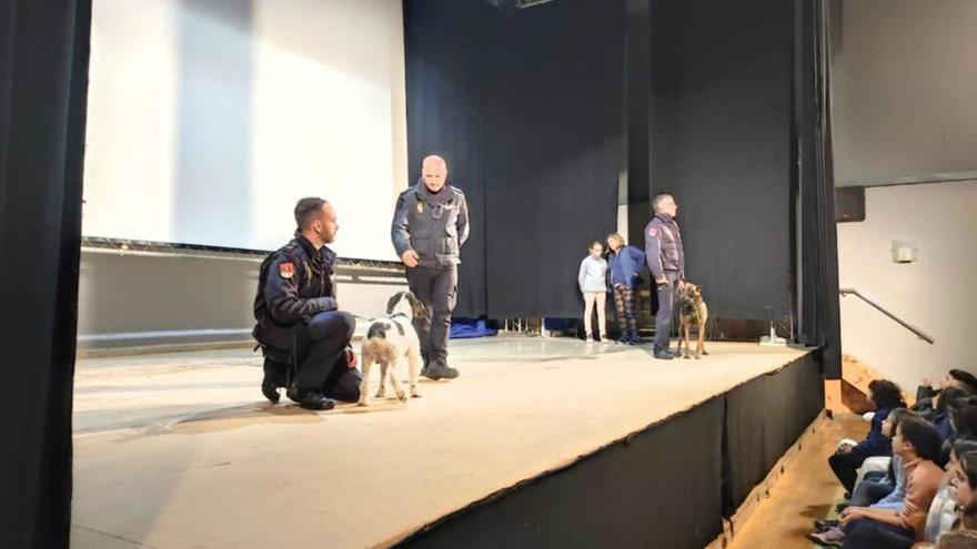 La Policía Nacional muestra el trabajo de sus perros en Tineo
