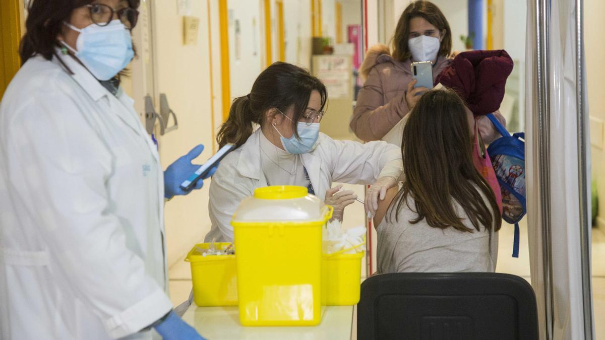 Niños y niñas se vacunan en el centro de salud Seminario (Zaragoza)