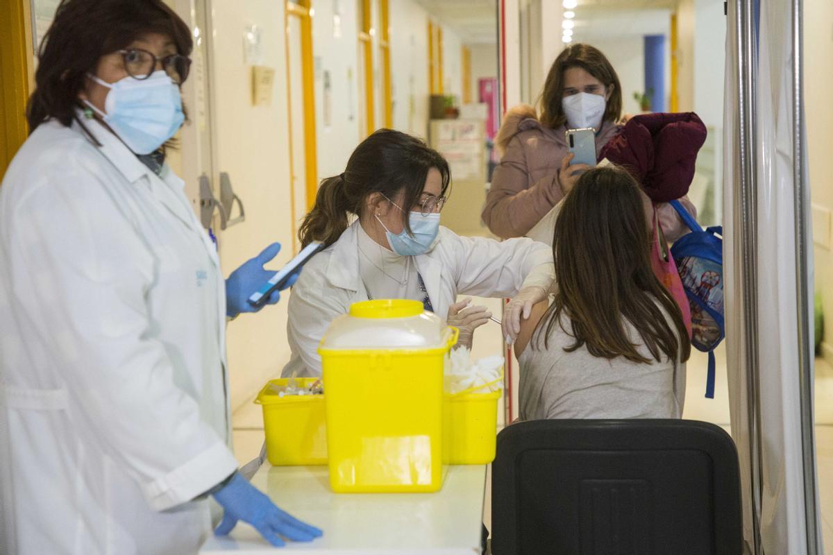 Niños y niñas se vacunan en el centro de salud Seminario (Zaragoza)