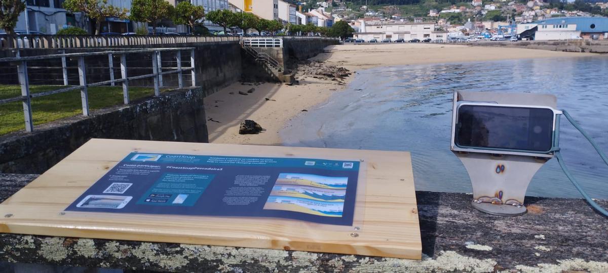 El segundo de los puntos CoastSnap del muelle de Attilio, orientado hacia el centro urbano de Bueu.