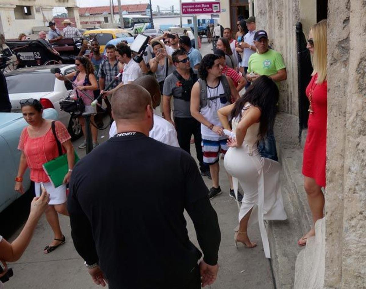 Kim Kardashian con un look blanco antes de entrar en el Museo del Ron