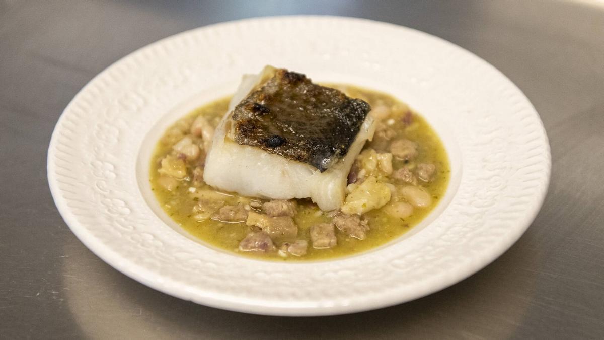 El bacalao con tripa  y la butifarra blanca de Cal Quiquet.