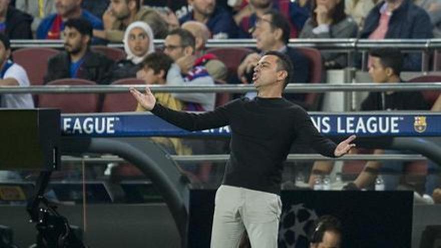 Xavi enfadado en la banda tras recibir el gol del empate.