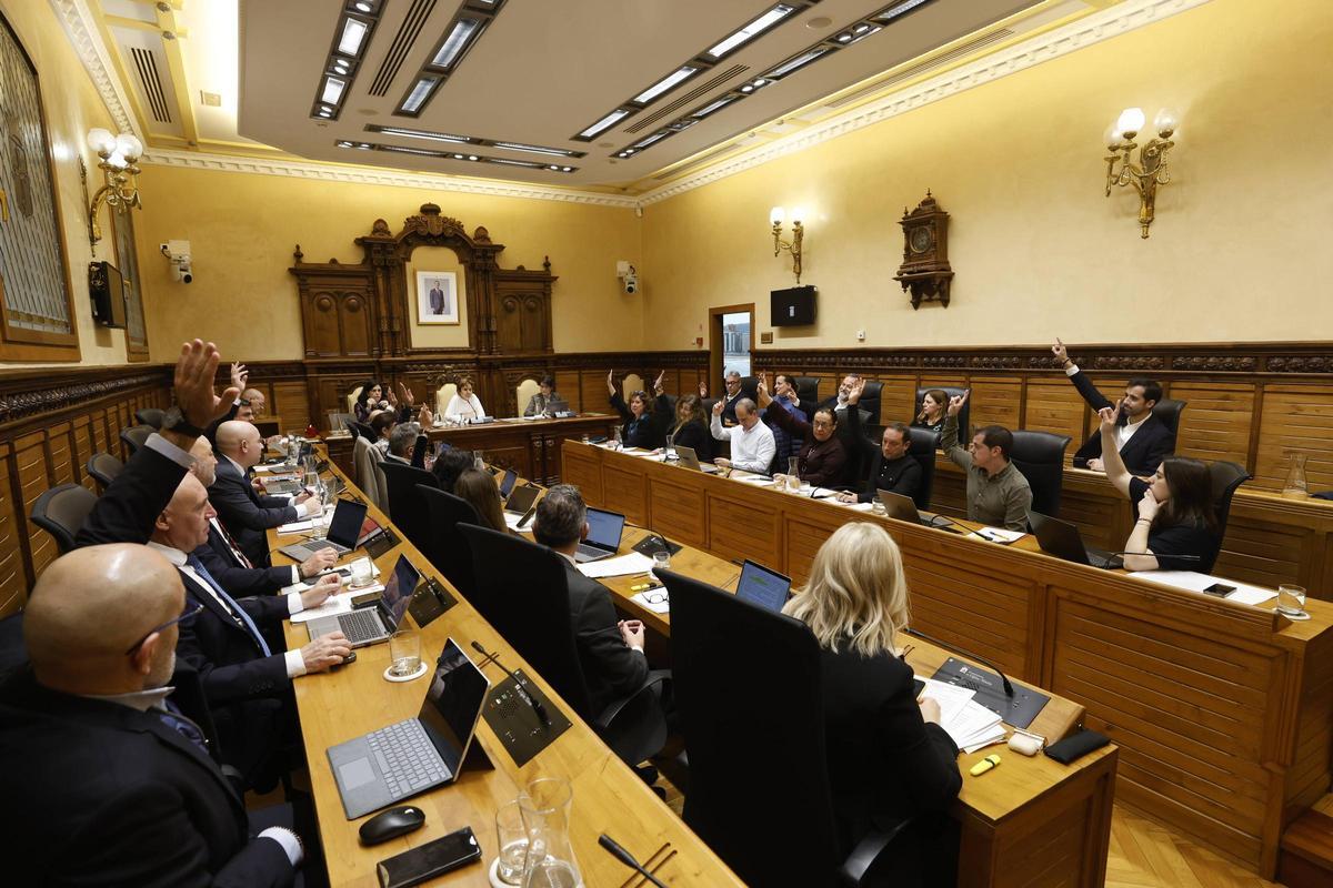 Ediles durante una votación en el Pleno.