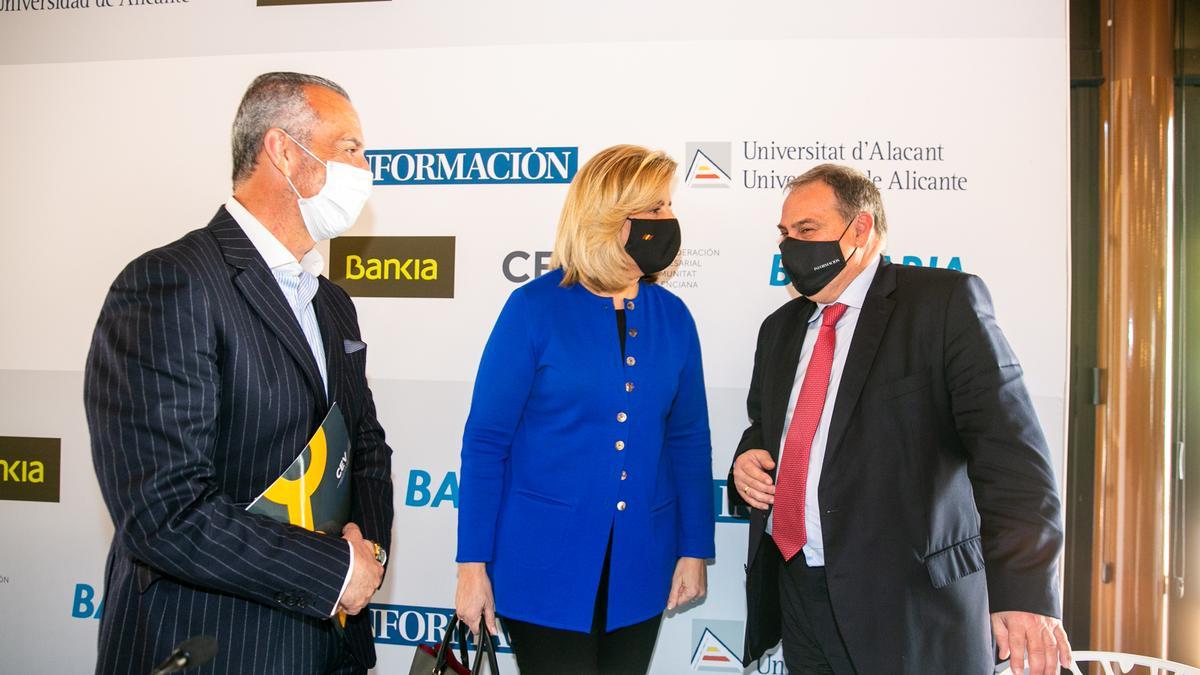 Fátima Báñez insiste en la necesidad de acelerar la vacunación para favorecer la recuperación económica