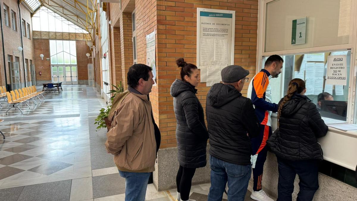 Los padres presentan un escrito en la Delegación de Educación.