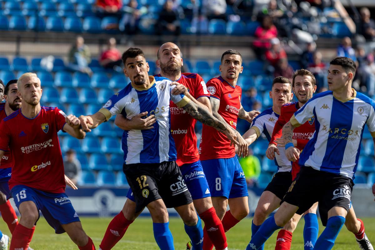 Diego Jiménez sube a rematar una de las muchas acciones a balón parado que desperdició el Hércules.
