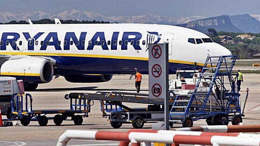 Un avió de Ryanair, a la pista de Vilobí d&#039;Onyar.