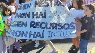 Una andaina de superhéroes en Oleiros para protestar por la falta de profesores