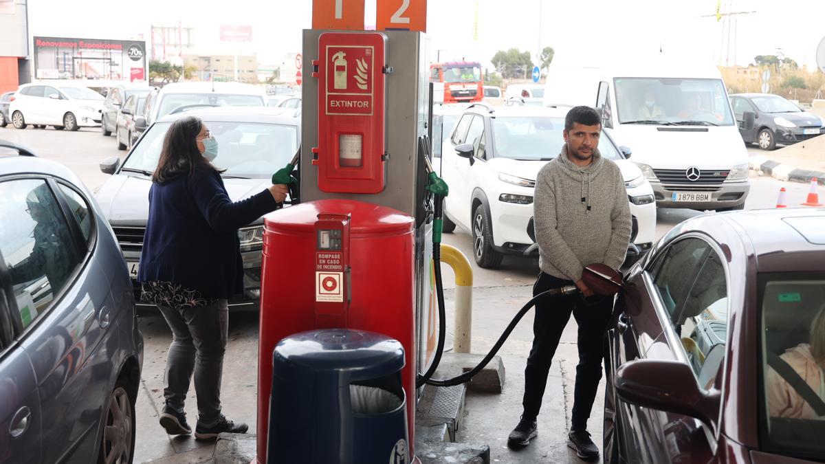 Dos conductores repostan en la gasolinera de Vila-real.