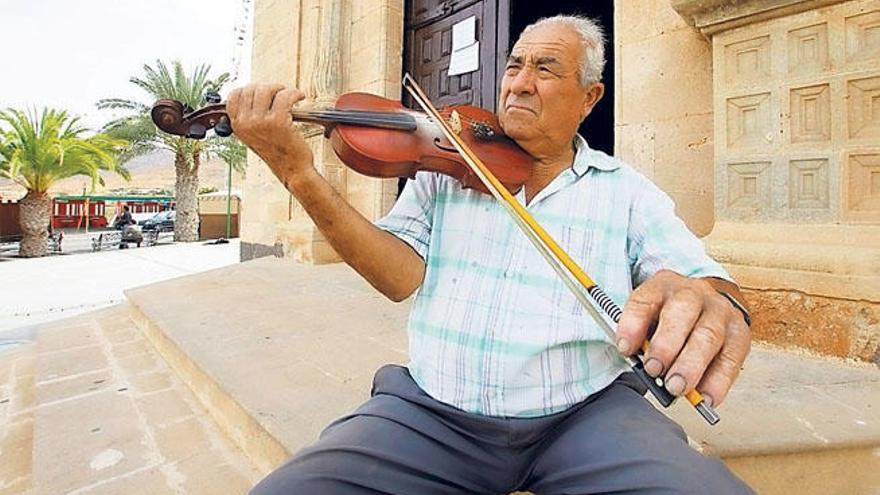 Juan Ruiz toca el violín delante de la ermita de la Vega de Río Palmas, en una imagen de archivo.