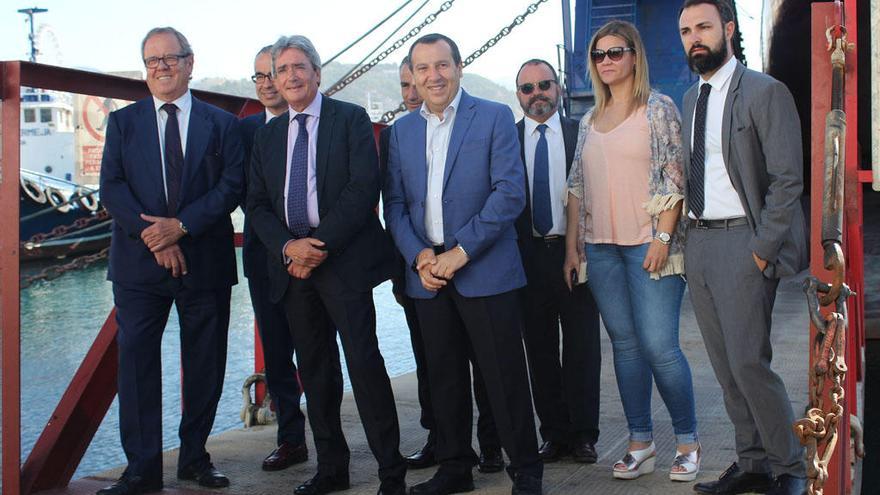 José Luis Ruiz Espejo visitó los astilleros acompañado por el delegado territorial de Economía, Innovación, Ciencia y Empleo en Málaga, Mariano Ruiz Araujo; el presidente de la Autoridad Portuaria, Paulino Plata, y el gerente provincial de la Agencia IDEA, José Aguilar Mancera.
