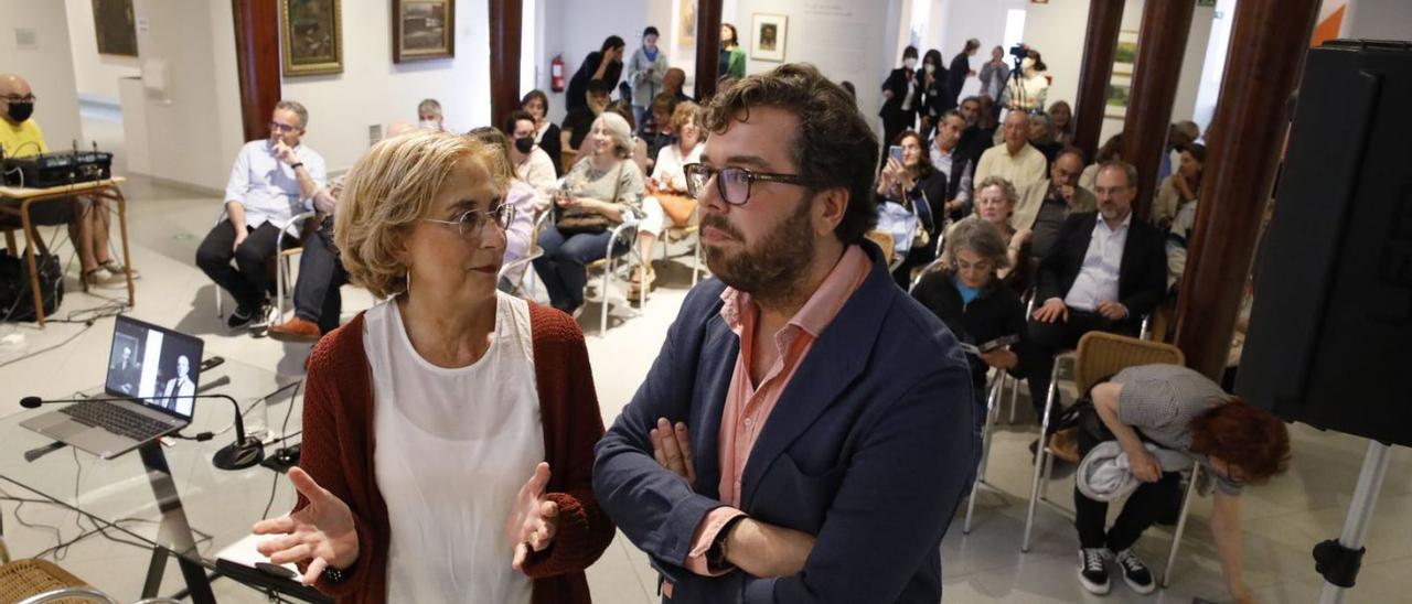 Lucía Peláez y Hugo Fontela, ayer, en el Museo Nicanor Piñole. | Ángel González