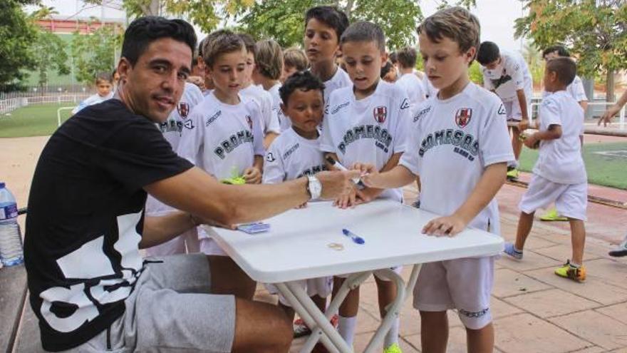 Pedro, rodeado de niños en un campus.