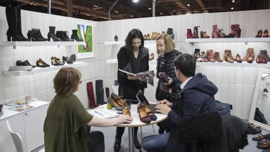 Un expositor de calzado de la provincia ayer en la feria de Madrid .