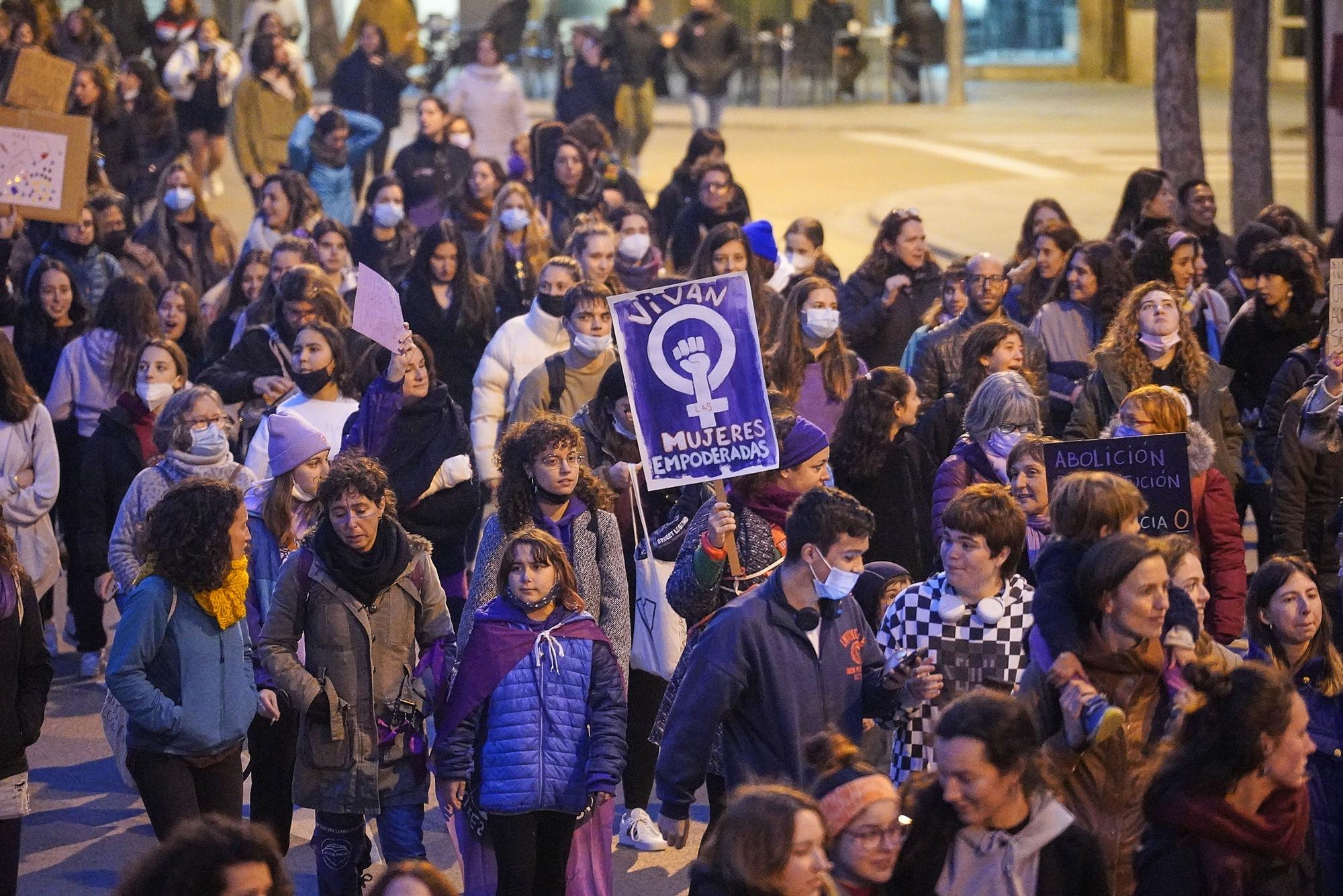 Més de 1.500 persones participen en la manifestació feminista del 8-M a Girona