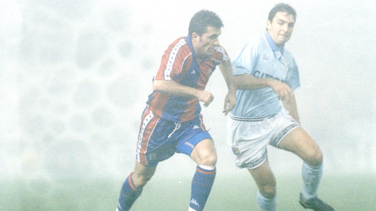 Gica Hagi en una acción del partido que el Barça jugó en Vigo bajo una  intensa niebla en diciembre de 1994. El rumano iluminó Balaídos con un gol de bandera