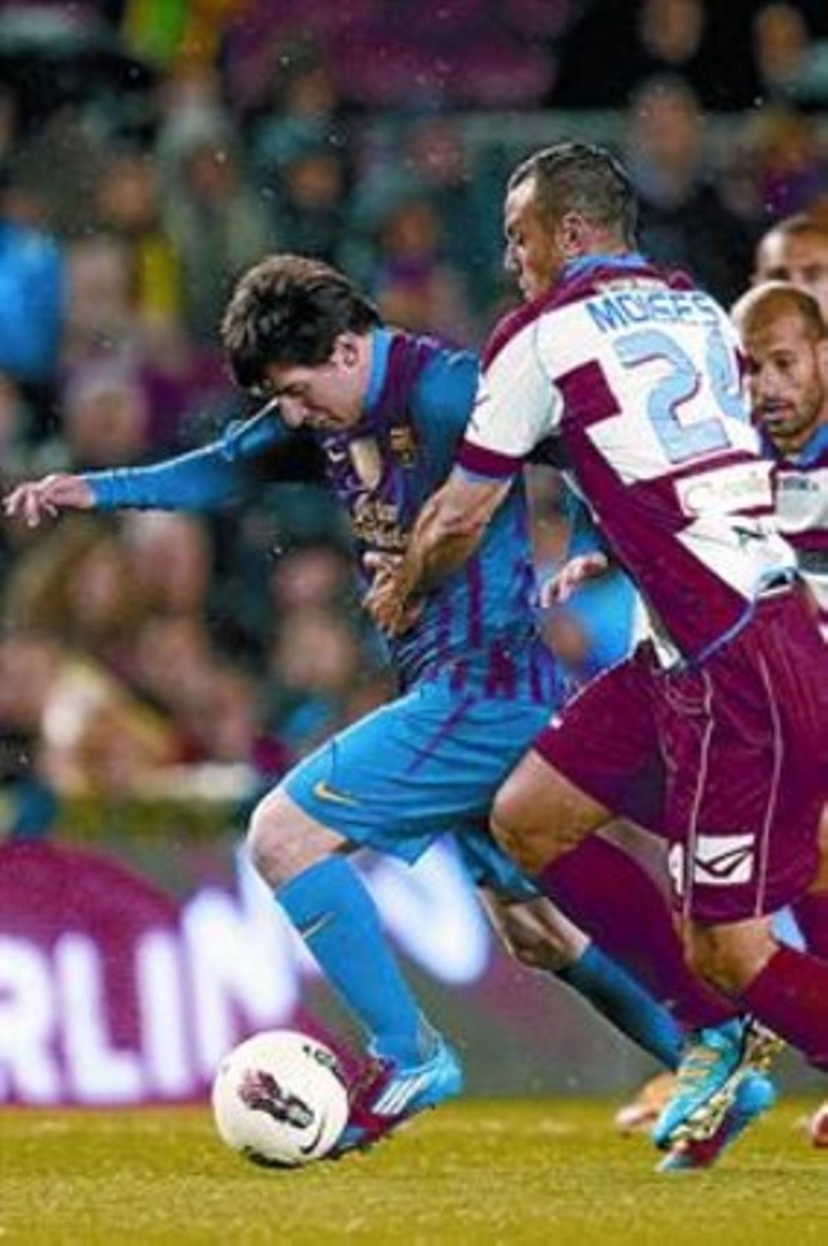 Messi s’escapa de Moisés Hurtado, ahir en el partit disputat al Camp Nou.