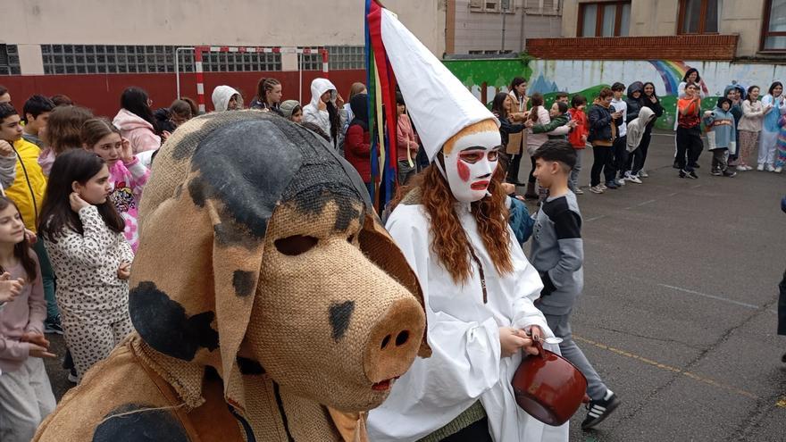 El Antroxu tradicional llega al cole de Sabugo: &quot;¡Qué trastos!&quot;