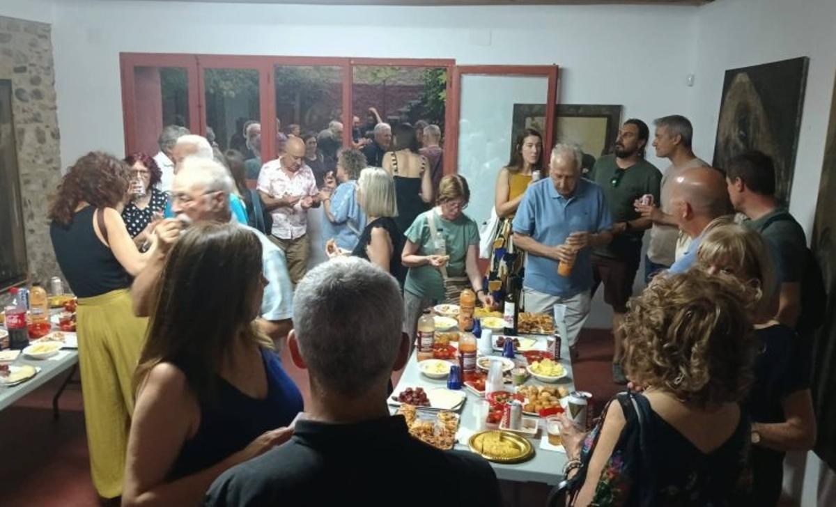 La inauguración congregó a vecinos y amigos del artista.