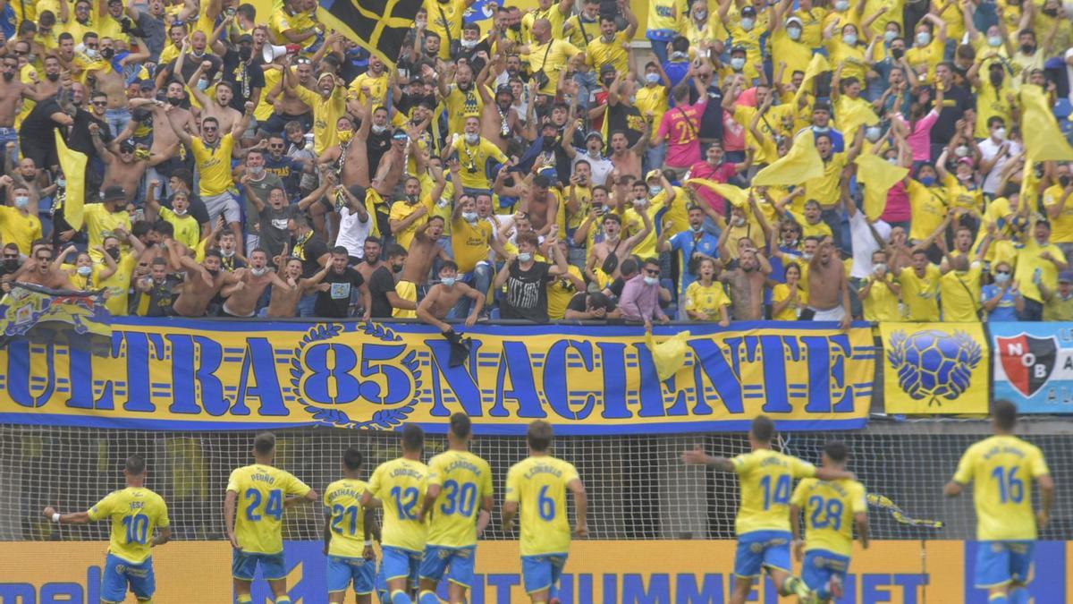 Los jugadores de la UD Las Palmas festejan el 1-0, obra de Viera, ante el CD Tenerife el pasado octubre, con el sector de animación de Ultra Naciente.   | | JUAN CASTRO