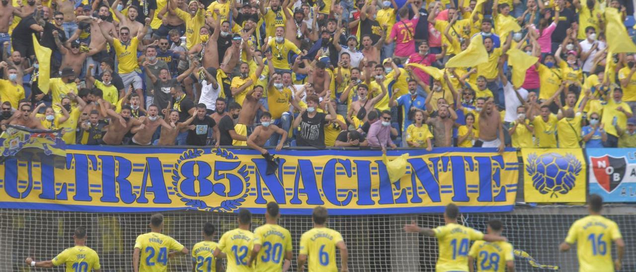 Los jugadores de la UD Las Palmas festejan el 1-0, obra de Viera, ante el CD Tenerife el pasado octubre, con el sector de animación de Ultra Naciente.   | | JUAN CASTRO