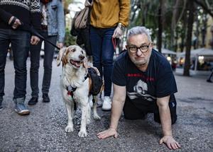 Iván Hombreperro, el personaje con el que Josep Argelaga (Barcelona, 1950), un jubilado de 68 años, recorre ambientes barceloneses desnudándose integralmente y adoptando el comportamiento de un perro sumiso.