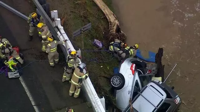 Inundaciones repentinas arrastran coches al mar en Australia
