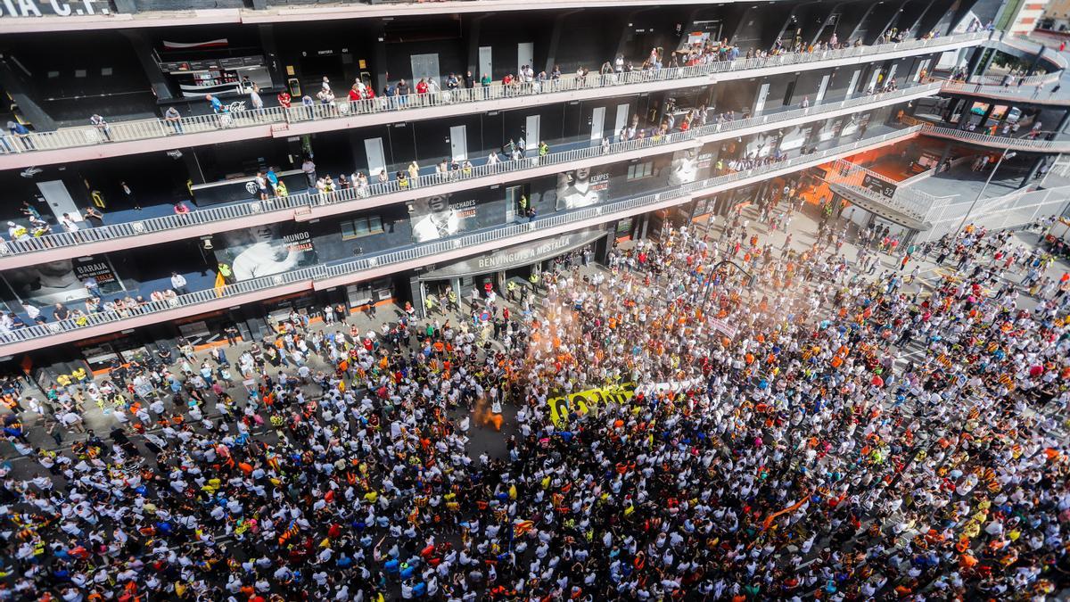 PROTESTA DE LA AFICION DEL VALENCIA A LAS PUERTAS DE MESTALLA DURANTE EL ÚLTIMO PARTIDO DE LIGA FRENTE AL CELTA