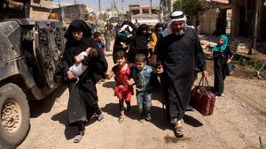 Civiles dejan sus casas en Mosul.