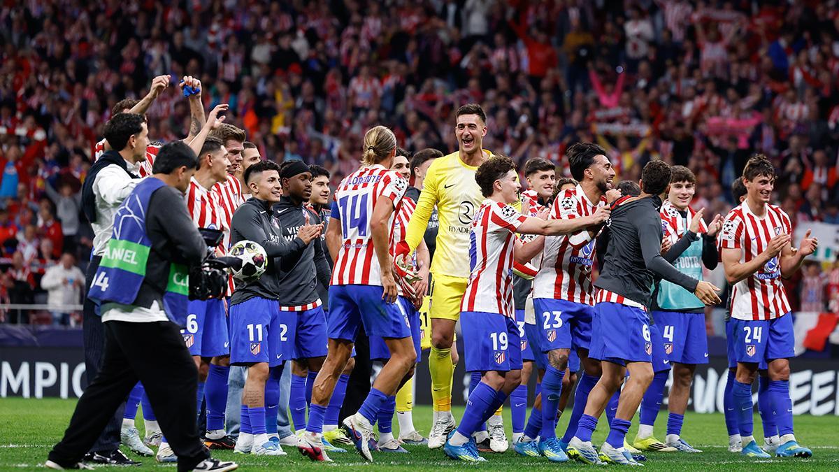 Los jugadores del Atlético celebran con la afición el pase a semis.