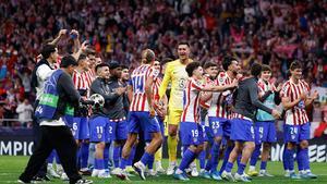 Los jugadores del Atlético celebran en el césped el pase a semis y el club lo publica con un mensaje provocador: “Atlético de Madrid. Más que un club”