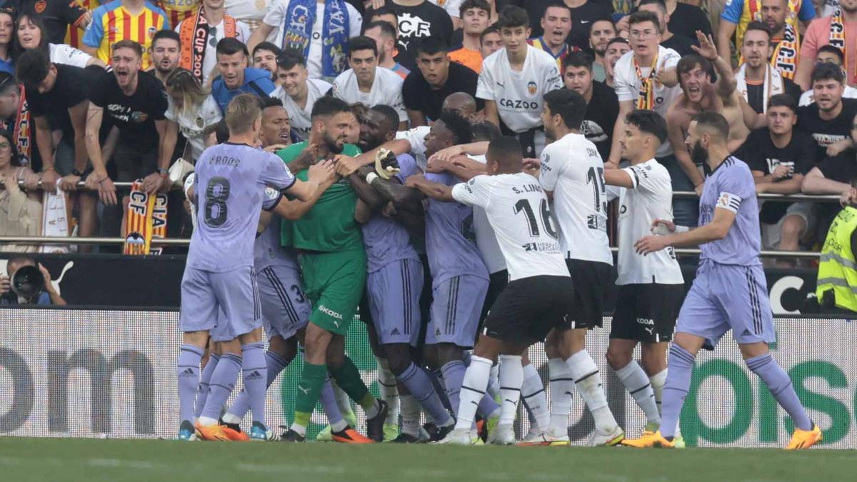 Imagen de un partido entre el Valencia CF - Real Madrid en Mestalla