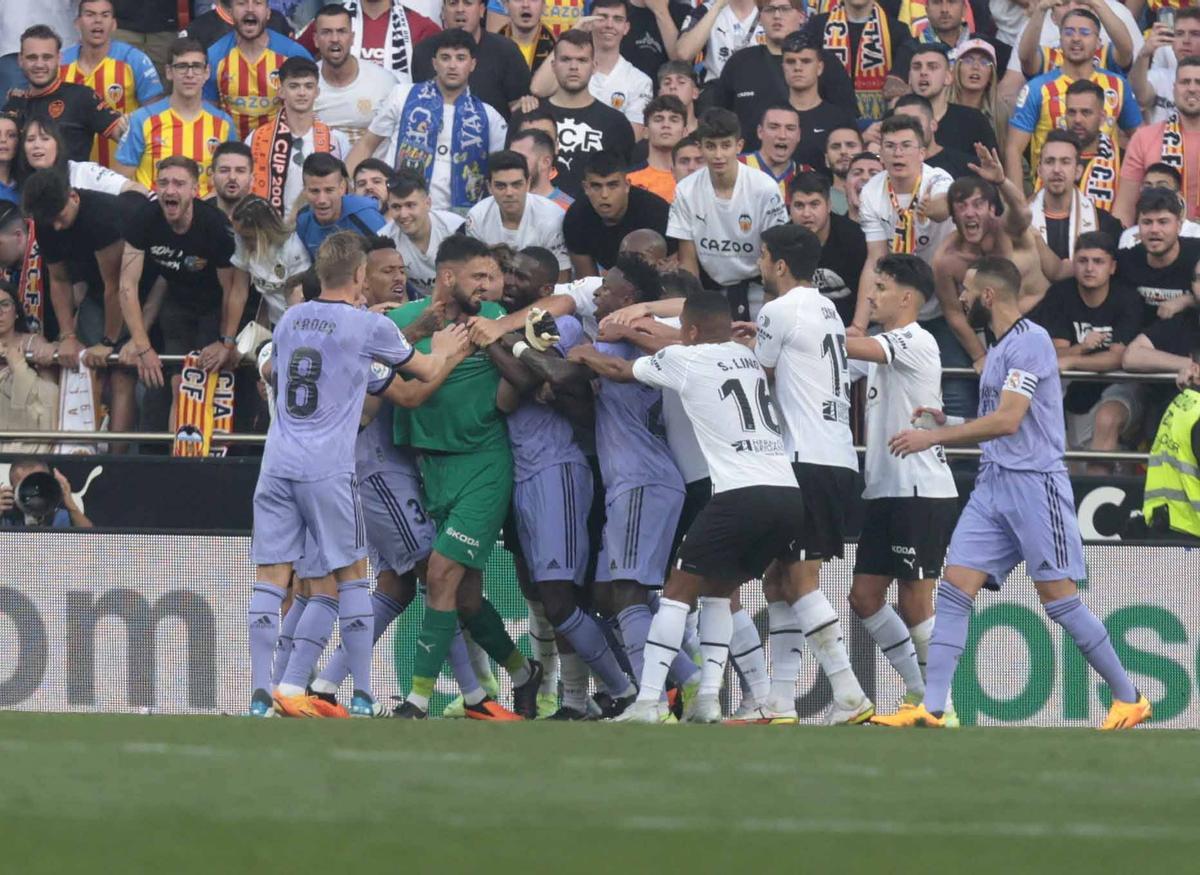 La tangana durante el partido en Mestalla contra Real Madrid