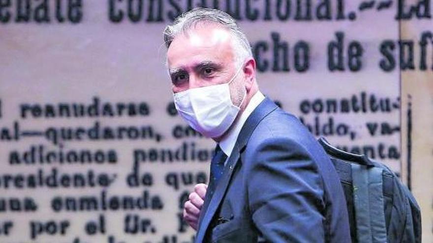 Ángel Víctor Torres a su llegada a la comisión del Senado a la que fue invitado a hablar de insularidad.