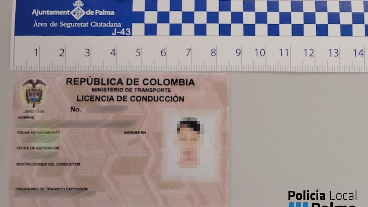 Carné de conducir falso entregado a los policias por un conductor aparcado en doble fila en Palma.