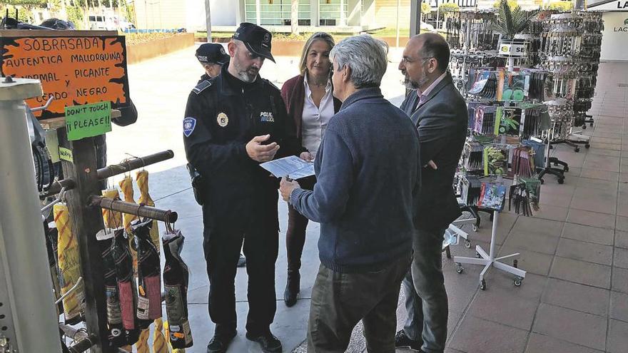 La Policía explica las medidas ´antialcohol´ a un empresario de Magaluf, en presencia de Andreu Serra.