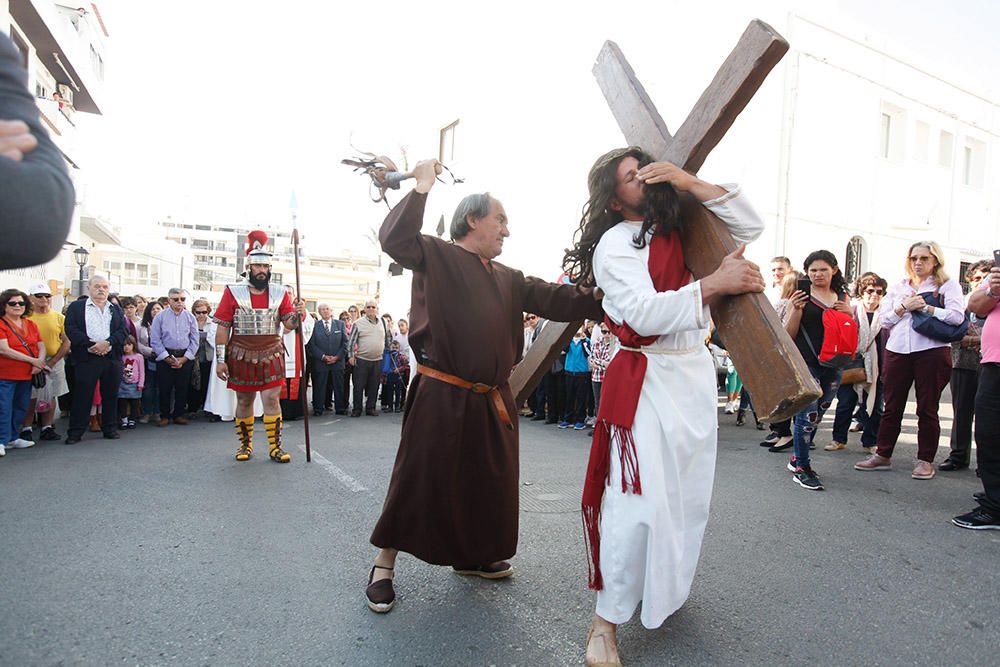 Centenares de personas asisten en el Puig de Missa a la recreación de la muerte de Jesucristo.