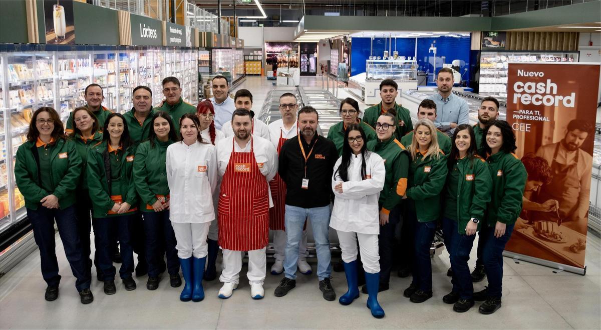 Equipo de trabajadores y trabajadoras del Cash Record de Cee.