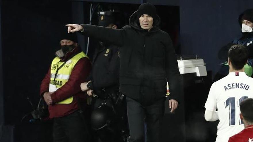 Zidane da órdenes a sus futbolistas.