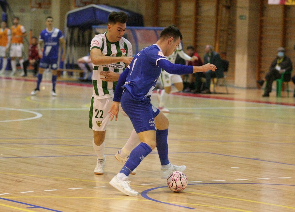 Ricardo Mayor, en una acción del partido entre el Manzanares y el Córdoba Futsal.