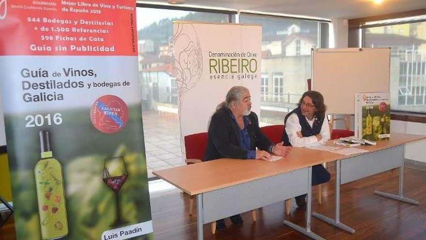 Luis Paadín presentó ayer en Ribadavia la Guía de 2016. // FdV
