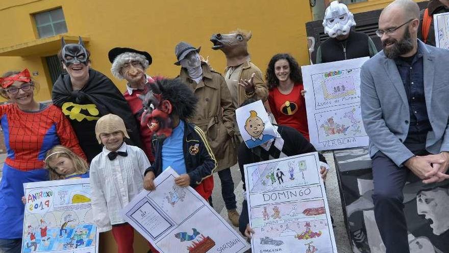 Los integrantes de la peña &quot;Una y pa casa&quot;, ayer, disfrazados, en la Factoría Cultural de Avilés.