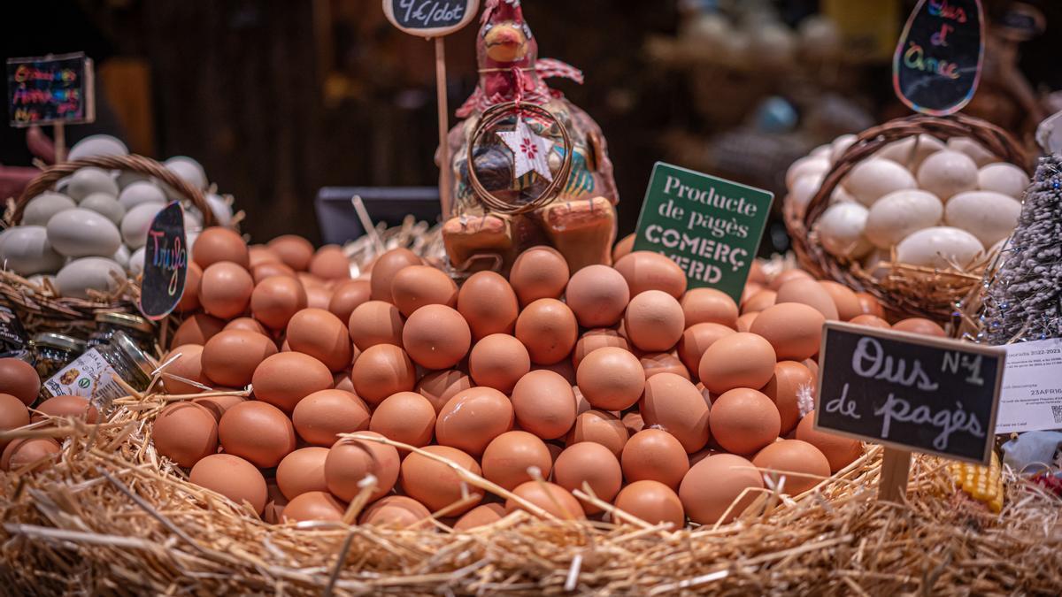 Puesto especializado en venta de huevos en el Mercado del Ninot de Barcelona.