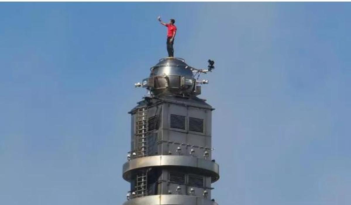 L’escalador Alex Honnold arriba al cim del gratacel Taipei 101 sense corda ni arnès