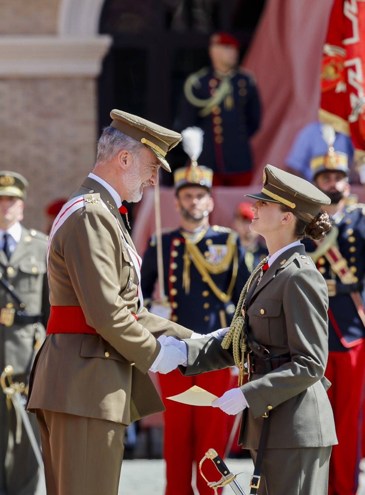 Todas las fotos del debut de la princesa Leonor como dama alférez y sus gestos de complicidad con los reyes y la infanta Sofía