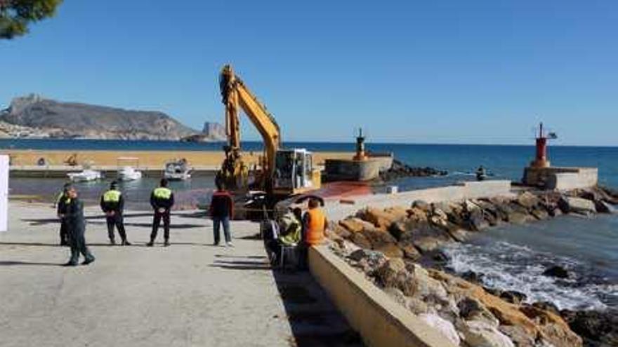 La Guardia Civil y la Policía paralizan los trabajos en el puerto.