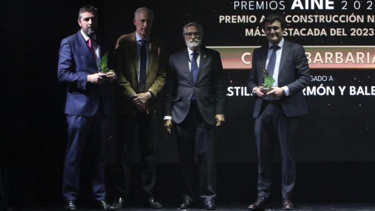 A la izquierda, el director de Armón Vigo, Santiago Martín, recibiendo el premio de la Asociación de Ingenieros Navales y Oceánicos.